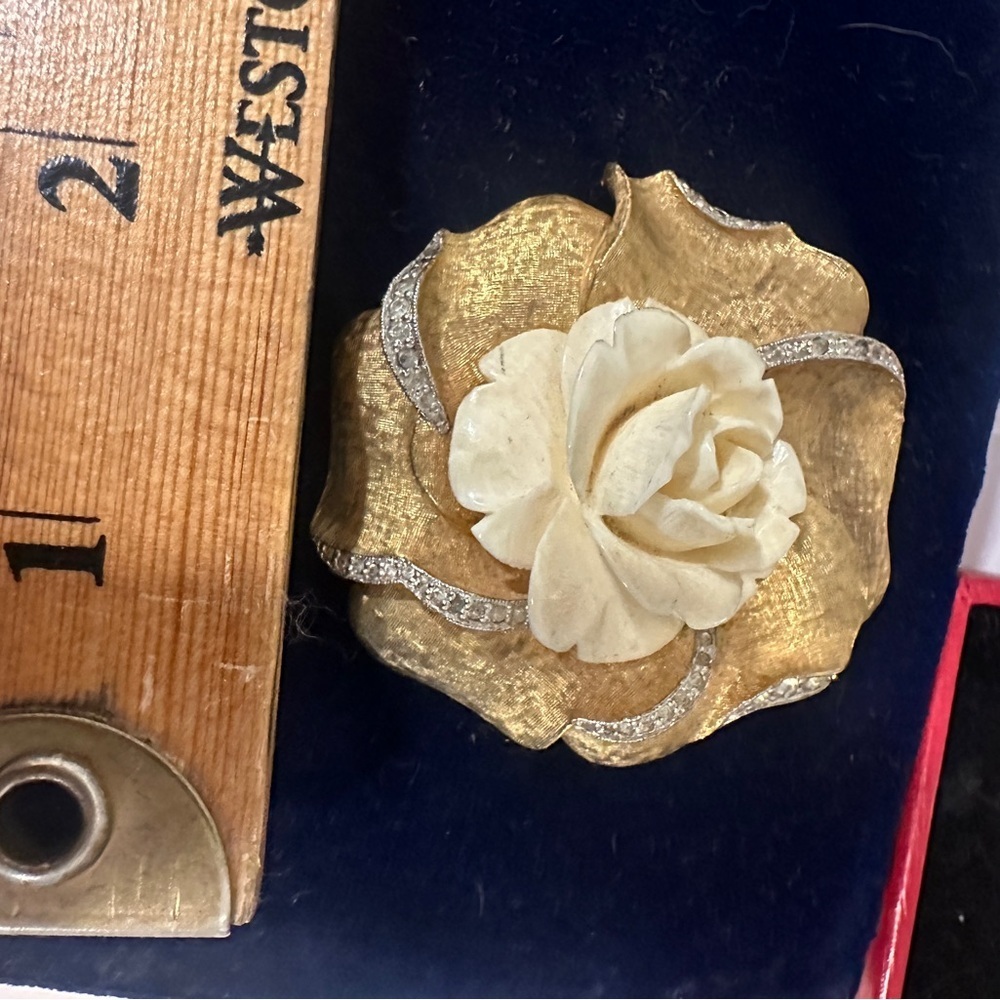 Gold Floral Brooch with Cream Rose Accent - Elegant Women’s Jewelry - Picture 3 of 3